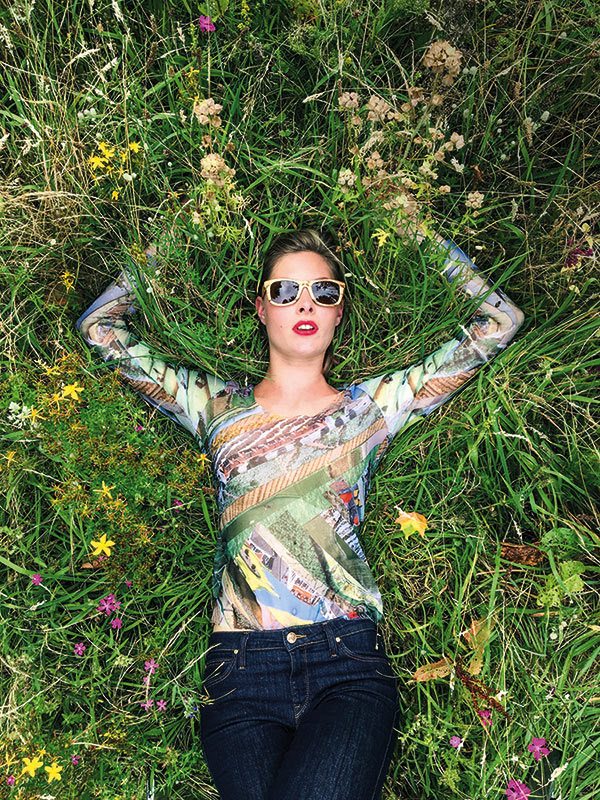 Model liggend in het gras, van bovenaf gefotografeerd